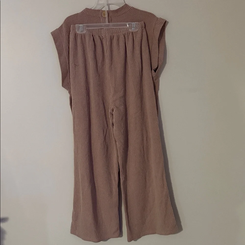 Sleeveless Ribbed Knit Set - Picture 2 of 3